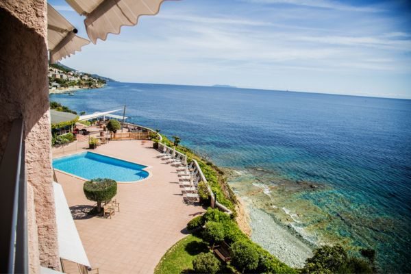 hotel-alivi-blick-schwimmbad-meer-2.jpeg
