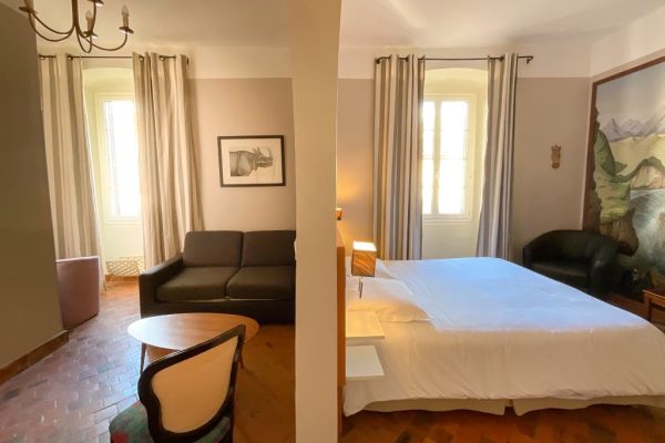 hotel-central-bastia-chambre-1.jpeg