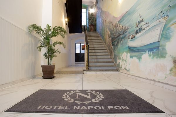 hotel-napoleon-hall-entree-6.jpeg
