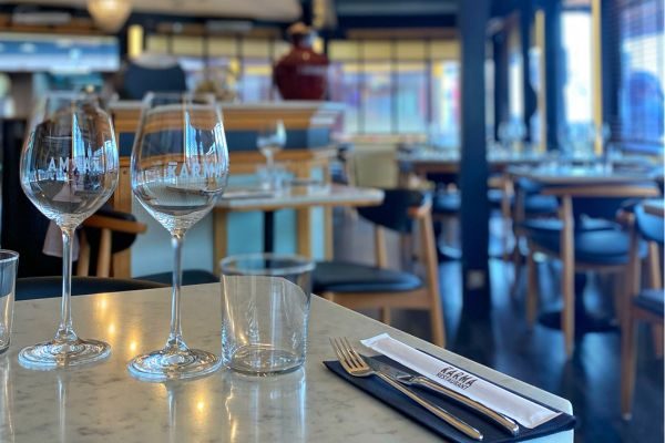 karma-vieux-port-table-interieur-vieux-port-2.jpeg
