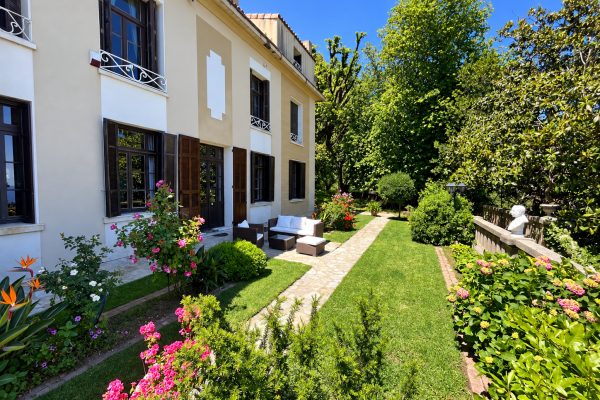 villa-luxueuse-au-jardin-fleuri-6.jpeg